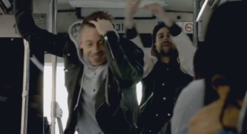 Macklemore i Ryan Lewis grają w nowojorskim autobusie! - video