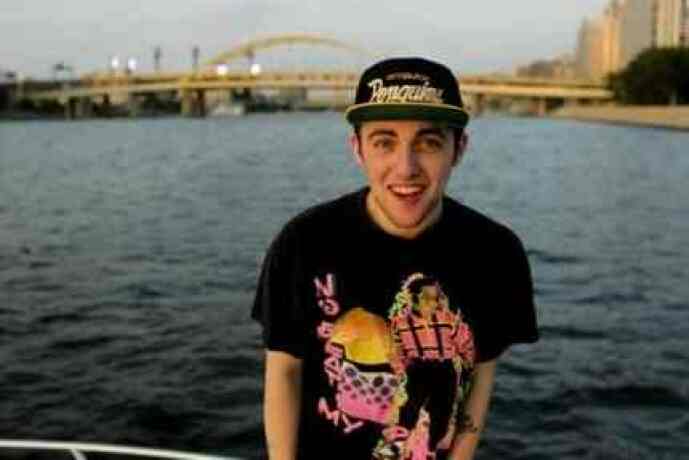 Mac Miller jako Larry Fisherman 